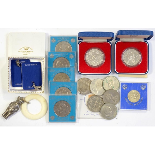 245 - A SMALL COLLECTION OF ENGLISH COMMEMORATIVE CROWNS, INCLUDING TWO PROOF SILVER COMMEMORATIVE CROWNS ... 