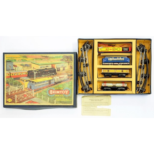 258 - A WELLS-BRIMTOY BATTERY OPERATED TINPLATE HO GAUGE TRAIN SET, COMPRISING BLUE DIESEL LOCOMOTIVE, TAN... 