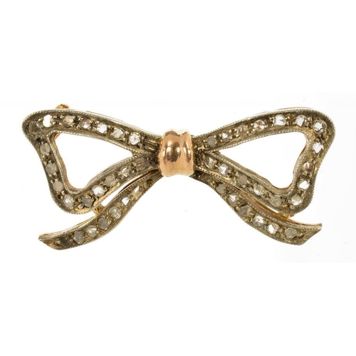 26 - A DIAMOND BOW BROOCH, 7.2G