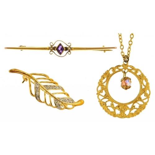 33C - AN AMETHYST AND SPLIT PEARL BAR BROOCH IN GOLD, MARKED 9CT GOLD AND TWO OTHER ITEMS