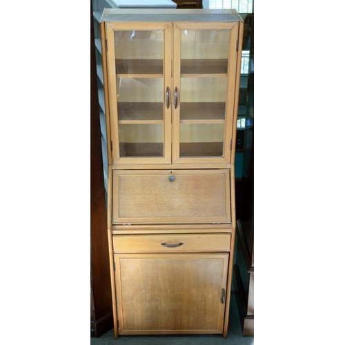 370 - A LIGHT OAK DWARF BUREAU CABINET, 61CM W AND A DRAW LEAF TABLE