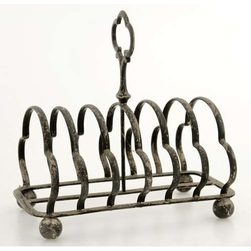 70 - A VICTORIAN SILVER SEVEN HOOPED TOAST RACK, 15CM H, LONDON 1900, 9OZS 5DWTS