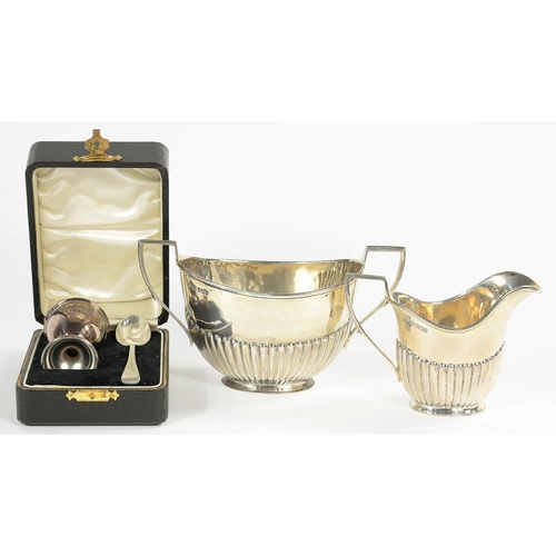 94 - A GEORGE V SILVER CREAM JUG AND SUGAR BOWL, SUGAR BOWL 10CM H, SHEFFIELD 1917 AND A CHILD'S SILVER E... 