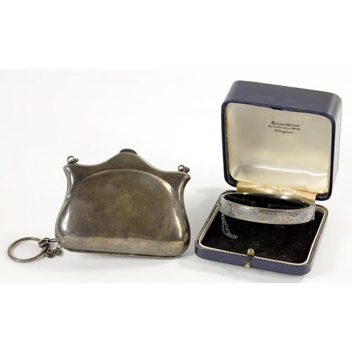 96 - A GEORGE V SILVER BAG WITH CHAIN HANDLE, 9CM W, MARKS RUBBED, BIRMINGHAM 1917 AND A SILVER BANGLE, B... 