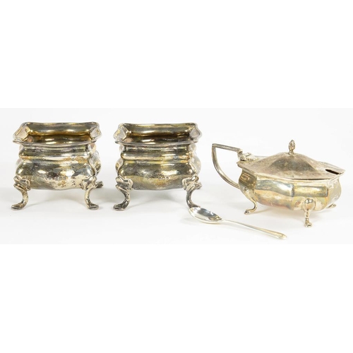 99 - A PAIR OF GEORGE V SILVER SHAPED SQUARE SALT CELLARS, 5.5CM W, SHEFFIELD 1912 AND A SILVER MUSTARD P... 