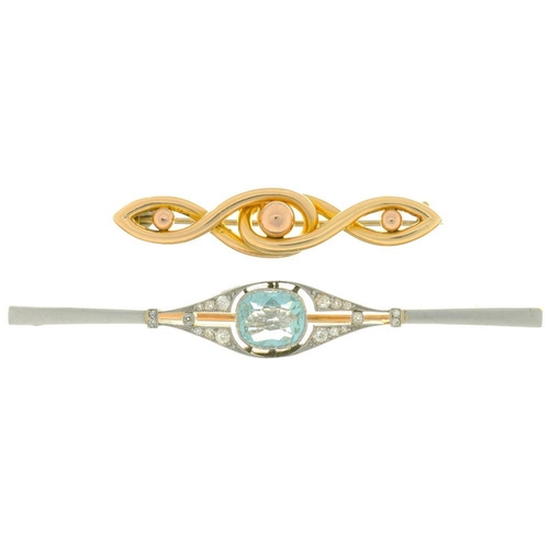 100 - AN EDWARDIAN AQUAMARINE AND OLD CUT DIAMOND BAR BROOCH, IN GOLD AND PLATINUM, UNMARKED, 7 CM L, 6.5G... 