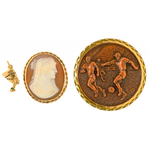 101 - A GOLD PENDANT OF NEFERTITI, MARKED 750, 2.5G, A SHELL CAMEO, IN GOLD MARKED 9CT, 4.4 X 3.8 CM APPRO... 