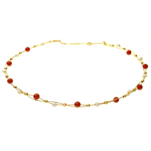 103 - AN ITALIAN GOLD CHAIN SET AT INTERVALS WITH PEARLS AND CORAL BEADS, MARKED 750, 8.5G