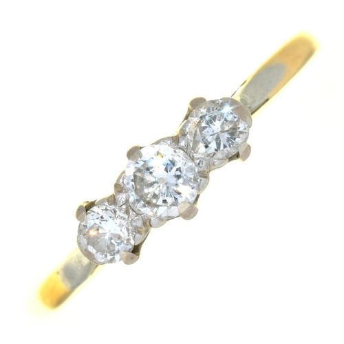 121 - AN EDWARDIAN THREE STONE DIAMOND RING IN GOLD MARKED 18CT PLAT, 2G, SIZE Q