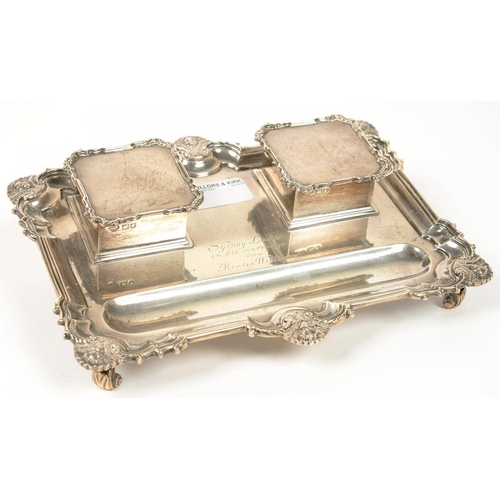 125 - AN EDWARD VII SILVER INKSTAND, 21.5 CM W, LONDON 1907, 25OZS