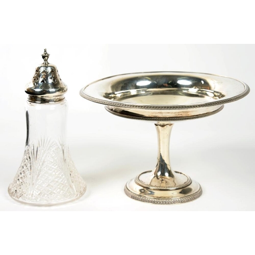 128 - AN EDWARD VII SILVER MOUNTED GLASS CASTER, 16 CM H, CHESTER 1909 AND A GEORGE V SILVER TAZZA, 18 CM ... 