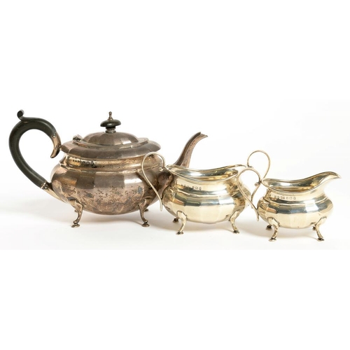 131 - A GEORGE V SILVER THREE PIECE TEA SERVICE, TEAPOT 13 CM H, BIRMINGHAM 1932, 22OZS