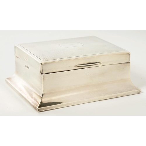 132 - A GEORGE V SILVER CIGARETTE BOX, CEDAR LINED, 13.5 CM W, SHEFFIELD 1926