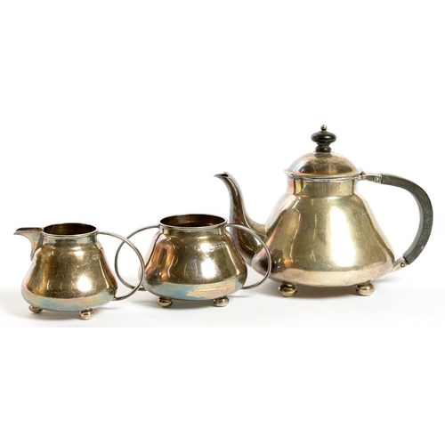 135 - AN EDWARD VII SILVER THREE PIECE TEA SERVICE, TEAPOT 14.5 CM H, LONDON 1907, 17OZS