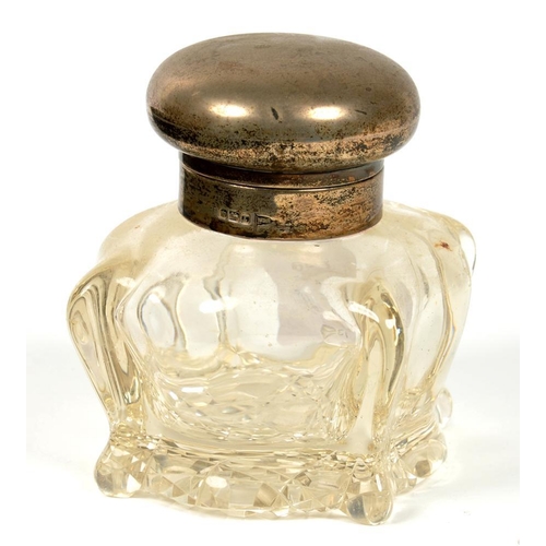 139 - AN EDWARD VII SILVER MOUNTED GLASS INKWELL, 11 CM H, SHEFFIELD 1909