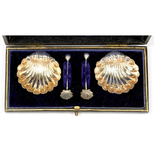 149 - A PAIR OF EDWARD VII SILVER SALT CELLARS AND SPOONS, BIRMINGHAM 1903, CASED, 12DWTS