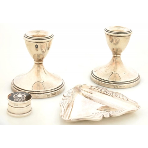 161 - A GEORGE V SILVER PIQUE PILL BOX, 3 CM DIAM, LONDON 1921, A PAIR OF ELIZABETH II SILVER DWARF CANDLE... 