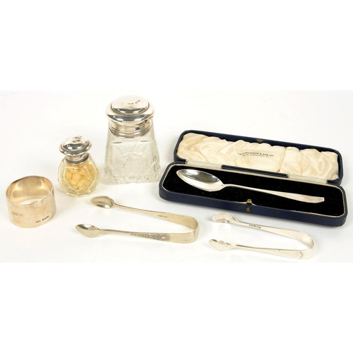 183 - MISCELLANEOUS SILVER ARTICLES, INCLUDING A GEORGE V SILVER LIDDED GLASS SCENT BOTTLE AND STOPPER, BI... 