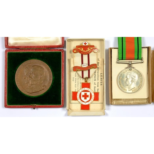 373 - SILVER JUBILEE OF KING GEORGE V - A COMMEMORATIVE BRONZE MEDAL, 1935 IN SCARLET MOROCCO CASE OF ISSU... 