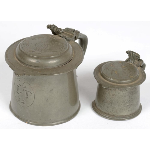 378 - TWO GRADUATED MINIATURE ENGLISH PEWTER TANKARDS, THE LID OF THE LARGER WITH WRIGGLEWORK DECORATION O... 