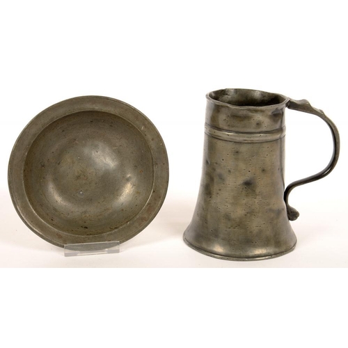 412 - A TAPERED CYLINDRICAL PEWTER MUG, THE UNDERSIDE INSCRIBED WITH INITIALS AND THE DATE 1760, 15CM H AN... 