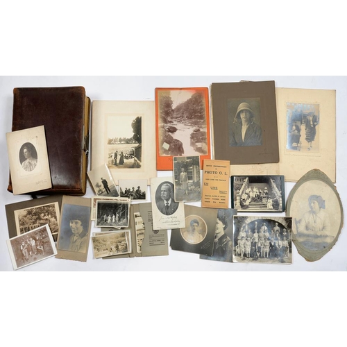 425 - A VICTORIAN LEATHER PHOTOGRAPH ALBUM CONTAINING CARTES DE VISITE AND OTHER PORTRAITS AND A SMALL QUA... 