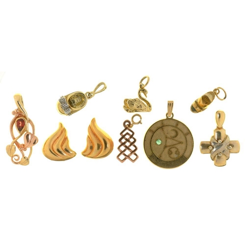 55 - A QUANTITY OF 9CT GOLD JEWELLERY AND JEWELLERY MARKED 9K, COMPRISING THREE PENDANTS, FOUR CHARMS AND... 