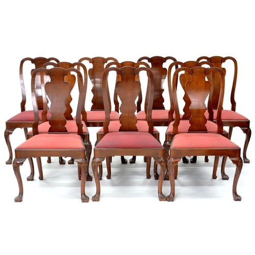 657 - A SET OF TEN GEORGE II STYLE MAHOGANY DINING CHAIRS WITH SPOON SPLAT, SLIP SEAT AND SHELL CARVED CAB... 