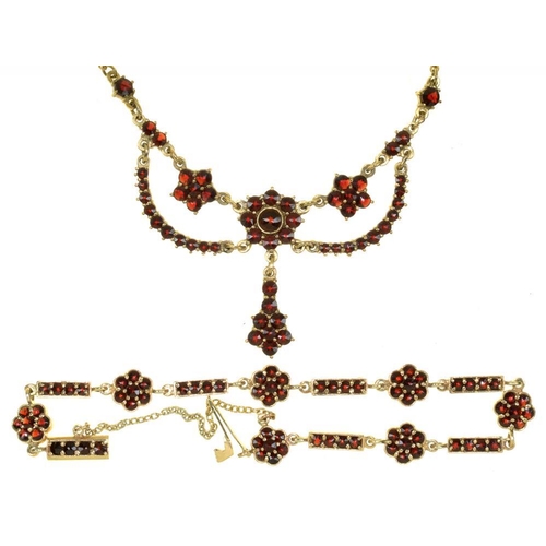 66 - A BOHEMIAN GARNET FESTOON NECKLACE IN GOLD MARKED 9CT AND BRACELET EN SUITE IN 9CT GOLD, 19G... 