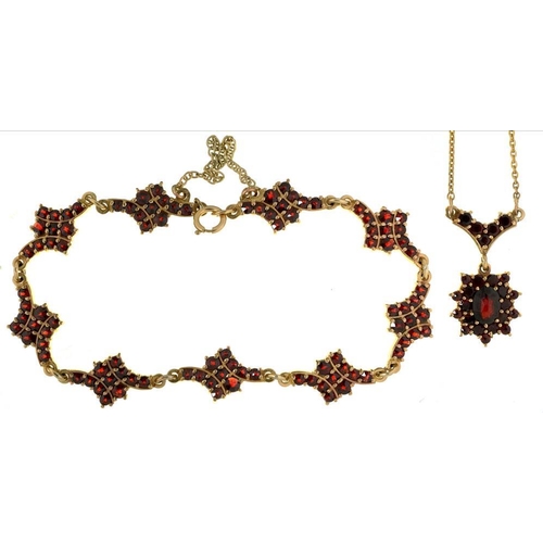 76 - A BOHEMIAN GARNET PENDANT IN GOLD ON A 9CT GOLD CHAIN AND BRACELET EN SUITE, 15G