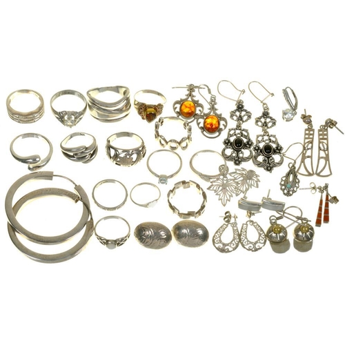 83 - MISCELLANEOUS SILVER AND SILVER GILT JEWELLERY INCLUDING TEN PAIRS OF EARRINGS, FOURTEEN RINGS, ETC,... 