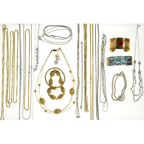 92 - MISCELLANEOUS SILVER AND SILVER GILT JEWELLERY, 400G