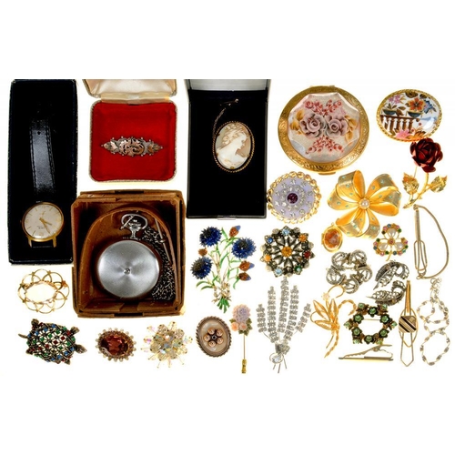 93 - AN EDWARDIAN SILVER AND GOLD BROOCH, CHESTER 1907 AND OTHER MISCELLANEOUS COSTUME JEWELLERY... 