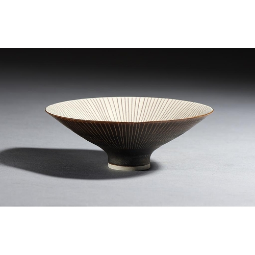 561 - DAME LUCIE RIE, DBE (1902-1995) PORCELAIN BOWL, C1960-65 with radiating sgraffito lines to the manga... 