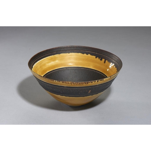 564 - DAME LUCIE RIE, DBE (1902-1995) PORCELAIN BOWL, C1960  in manganese with incised lines between the y... 