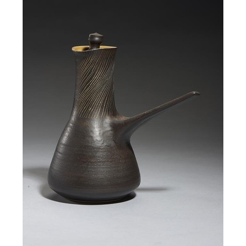 568 - DAME LUCIE RIE, DBE (1902-1995) STONEWARE WATER POT AND  COVER, C1950-59 in manganese with diagonal ... 