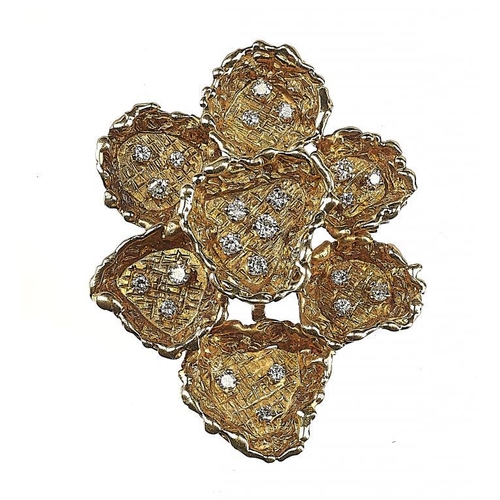 63 - A DIAMOND BROOCH-PENDANT  in gold, 62mm,  37g