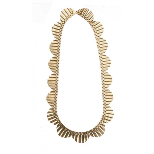 83 - AN 18CT GOLD NECKLACE  of scalloped design, 39.5cm l, maker JG&S, London 1970, 82.4g