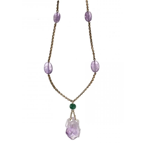 90 - A CARVED AMETHYST, JADE AND GOLD  NECKLACE 53cm l, marked 9ct, 27g