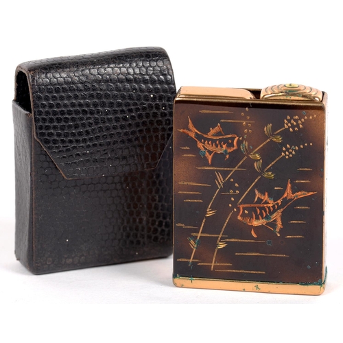 313E - A 1930S/50S DECORATED FAUX TORTOISESHELL AND GILT LACQUERED BRASS SCENT BOTTLE, WITH FISH AND RIPPLI... 