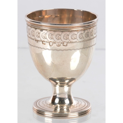 115 - A GEORGE III BRIGHT CUT SILVER EGG CUP, 5 CM H, LONDON 1795, 17DWTS