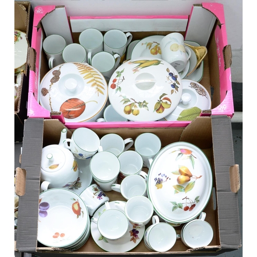 253 - AN EXTENSIVE ROYAL WORCESTER EVESHAM VALE PATTERN DINNER SERVICE, INCLUDING TUREENS AND COVERS, ETC