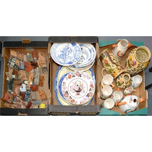 257 - A COLLECTION OF 1970'S PAINTED AND GLAZED JOHN PUTMAN'S AND OTHER SIMILAR STONEWARE MODEL COTTAGES, ... 