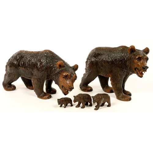 285 - A 'FAMILY' OF FIVE SWISS CARVED LIME WOOD BEARS, 20CM H AND SMALLER, LATE 19TH / EARLY 20TH C