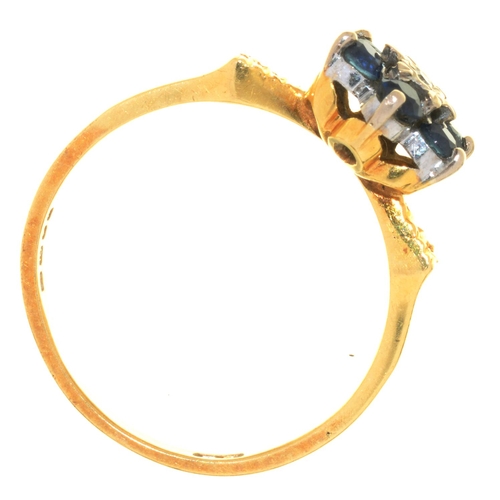 70 - A SAPPHIRE AND DIAMOND CLUSTER RING IN 18CT GOLD, 3G, SIZE M