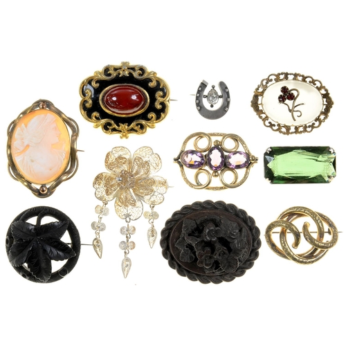 104 - TEN VARIOUS COSTUME BROOCHES