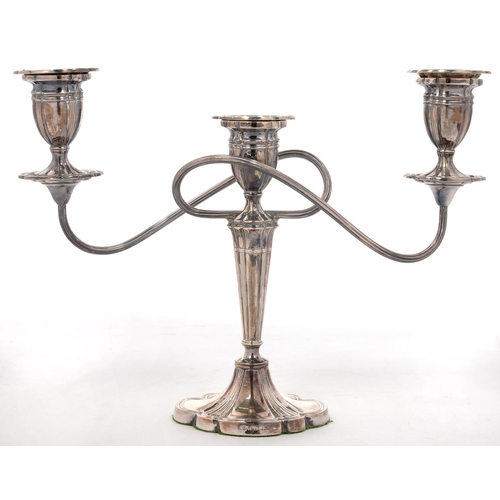 120 - AN ELIZABETH II SILVER CANDELABRUM, 25 CM H, BY JOSEPH GLOSTER LTD, BIRMINGHAM 1968, LOADED