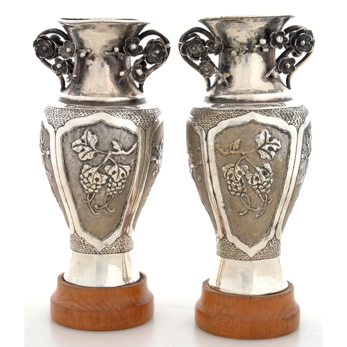 125 - A PAIR OF CHINESE SILVER VASES, 17 CM H, WITH SILVER GILT DECORATION, MARKED IN CHINESE, OM FIXED WO... 