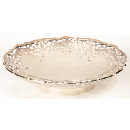 135 - AN ELIZABETH II SILVER DISH, 16 CM DIAM, BY VINER'S, SHEFFIELD 1962, 7OZS 10DWTS