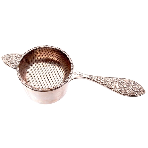 142 - AN ELIZABETH II SILVER TEA STRAINER AND STAND, BY FRANCIS HOWARD LTD, SHEFFIELD 1969, 3OZS 4DWTS